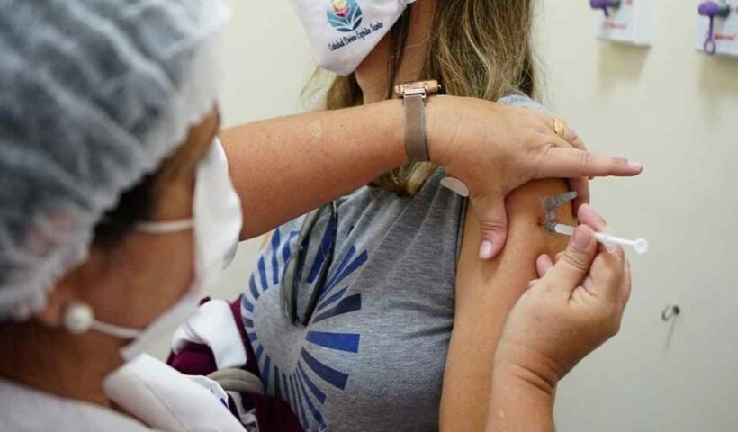 Especialistas indicam que terceira dose da vacina contra o coronavírus deve ser aplicada após oito meses da segunda dose